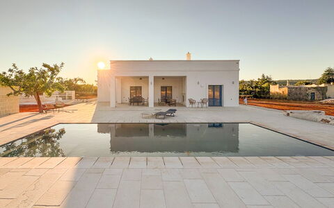 Tenuta Emma: Kompositmateriale, Svømmepøl, Afspejling, Estate, Design, Reflekterende Pool, Water Feature, Flise, Villa, Dagslys