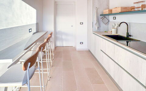 Tenuta Emma: Gulvbelægning, Træ, Indretning, Køkken, Etage, Countertop, Møbel, Cabinetry, Hjem, Flise