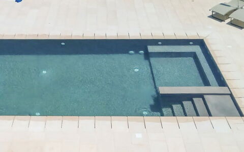 Tenuta Emma: Svømmepøl, Kompositmateriale, Flise, Beton, Water Feature, Skygge, Design, Flise, Udendørs Møbler