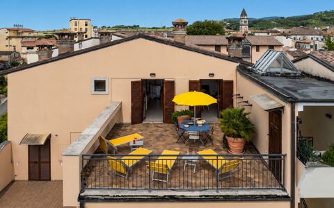 Terrazza sulla Luna, Casciana Terme: Væg, Lejlighed, Møbel, Altan, Blomsterkrukke, Stueplante, Stol, Udendørs Møbler, Hotel, Dagslys