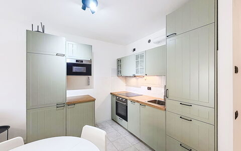 Nala: Cabinetry, Countertop, Køkken Apparat, Køkken, Møbel, Gulvbelægning, Indretning, Større Bandage, Træ, Etage