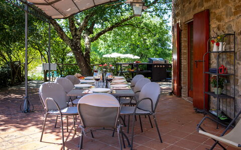 Villa Santa Barbara, Pool and Relax, Siena Country: Møbel, Bord, Udendørs Møbler, Stol, Udendørs Bord, Skygge, Køkken & Spisebord, Have, Restaurant, Backyard