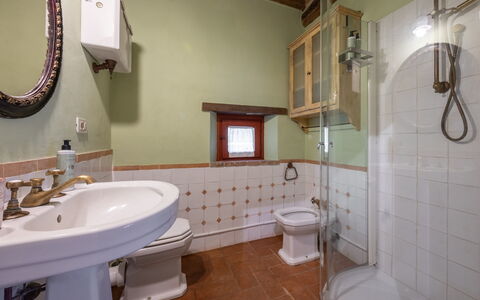 Villa Santa Barbara: Indretning, Sanitærarmatur, Badeværelse, Badeværelsesvask, Gulvbelægning, Loft, Håndvask, Etage, Tap, Vvs