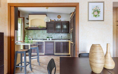 Casa Dolceconero: Møbel, Indretning, Køkken, Gulvbelægning, Træ, Countertop, Cabinetry, Belysning, Stol, Køkken & Spisebord