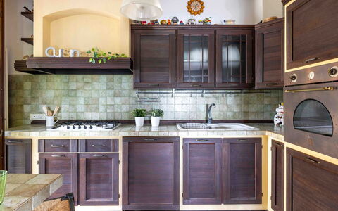 Casa Dolceconero: Køkken, Træ, Cabinetry, Indretning, Countertop, Møbel, Køkken Apparat, Gulvbelægning, Større Bandage, Skab