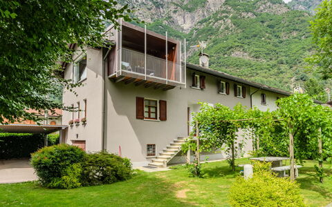 Zani: Boligområde, Bjergkæde, Sommerhus, Hill Station, Dal, Have, Gård, Estate, Lawn, Alps
