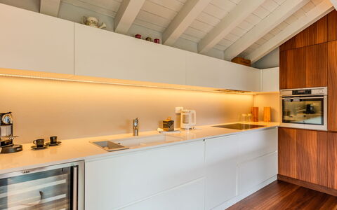 Zani: Køkken, Indretning, Gulvbelægning, Countertop, Træ, Loft, Etage, Cabinetry, Belysning, Køkken Apparat