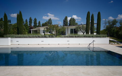 Villa Mulberry Garden - Esclusiva con Piscina Priv: Svømmepøl, Kompositmateriale, Skygge, Have, Landscaping, Afspejling, Water Feature, Udvej, Reflekterende Pool, Evergreen