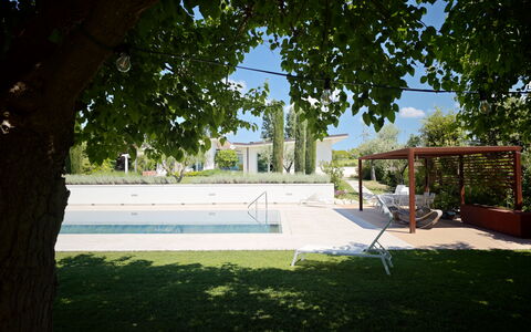 Villa Mulberry Garden - Esclusiva con Piscina Priv: Svømmepøl, Skygge, Have, Landscaping, Udvej, Backyard, Udendørs Møbler, Gård, Lawn, Water Feature