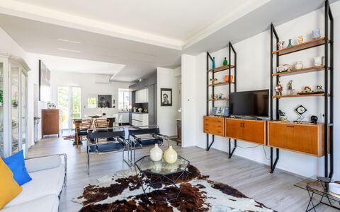 Art&Sea House: Møbel, Indretning, Gulvbelægning, Væg, Træ, Etage, Loft, Stue, Couch, Hjem