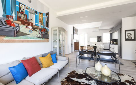Art&Sea House: Møbel, Indretning, Couch, Gulvbelægning, Stue, Etage, Bord, Loft, Værelse, Lejlighed