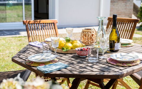 Art&Sea House: Møbel, Bordservice, Bord, Mad, Udendørs Møbler, Stol, Udendørs Bord, Serveware, Frugt, Drinkware