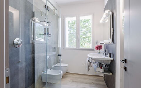 Art&Sea House: Badeværelse, Sanitærarmatur, Indretning, Gulvbelægning, Etage, Toilet, Håndvask, Tap, Vvs, Badeværelsesvask
