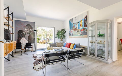 Art&Sea House: Møbel, Indretning, Gulvbelægning, Væg, Etage, Træ, Loft, Couch, Bord, Stue