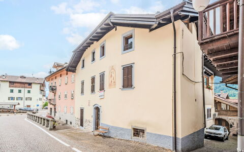 Silvia: Vindue, Væg, Bygning, Facade, Stad, Boligområde, Arkitektur, Hus, Kvarter, Hjem