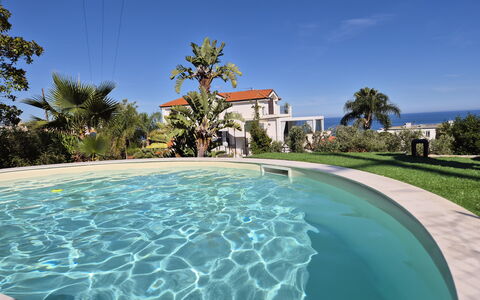 Oasis Villa Sanremo: Blå, Svømmepøl, Udvej, Eco Hotel, Fritid, Skygge, Udendørs Møbler, Landscaping, Hotel