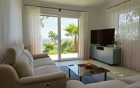 Oasis Villa Sanremo: Møbel, Indretning, Couch, Lejlighed, Stue, Hjem, Etage, Gulvbelægning, Belysning, Bord