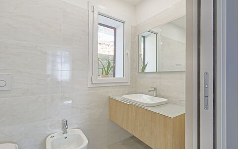 Oasis Villa Sanremo: Gulvbelægning, Badeværelse, Sanitærarmatur, Etage, Håndvask, Badeværelsesvask, Indretning, Toilet, Tap, Vvs