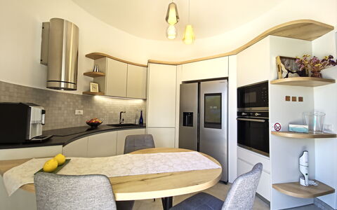 Oasis Villa Sanremo: Møbel, Indretning, Gulvbelægning, Træ, Loft, Køkken, Etage, Countertop, Belysning, Værelse