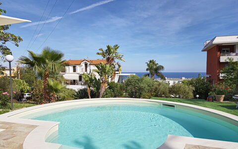 Oasis Villa Sanremo: Svømmepøl, Udvej, Kompositmateriale, Fritid, Eco Hotel, Udendørs Møbler, Skygge, Hotel, Hacienda, Estate