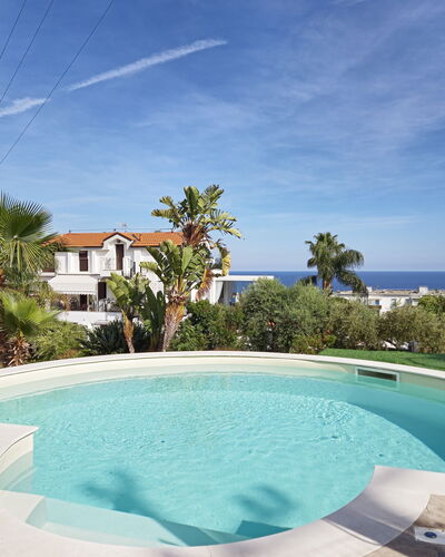 Oasis Villa Sanremo: Svømmepøl, Udvej, Kompositmateriale, Fritid, Eco Hotel, Udendørs Møbler, Skygge, Hotel, Hacienda, Estate