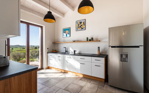Villa Maddalena: Køkken, Køkken Apparat, Countertop, Indretning, Møbel, Cabinetry, Større Bandage, Gulvbelægning, Husholdningsapparat, Hjem