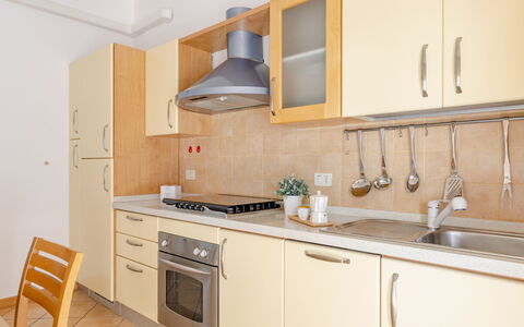 Casa Acquamarina: Køkken, Countertop, Køkken Apparat, Træ, Større Bandage, Møbel, Gulvbelægning, Indretning, Cabinetry, Køkkenvask