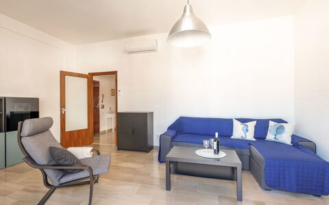Casa Acquamarina: Møbel, Indretning, Gulvbelægning, Etage, Couch, Træ, Værelse, Stue, Bord, Lejlighed