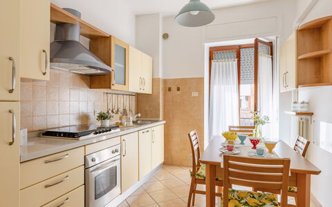 Casa Acquamarina: Køkken Apparat, Køkken, Større Bandage, Møbel, Træ, Gulvbelægning, Indretning, Countertop, Etage, Cabinetry