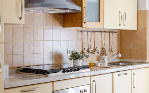 Casa Acquamarina: Køkken, Countertop, Køkken Apparat, Cabinetry, Møbel, Større Bandage, Indretning, Gulvbelægning, Træ, Komfur