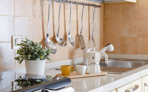 Casa Acquamarina: Køkken, Bordservice, Køkken Apparat, Countertop, Husholdningsapparat, Frugt, Cabinetry, Mad, Serveware
