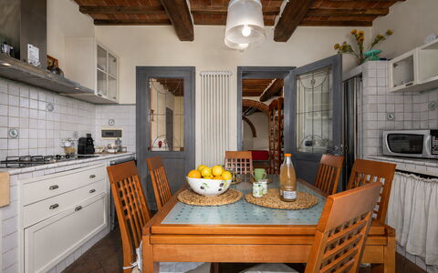 Podere Il Pozzangone, Lucignano: Møbel, Indretning, Gulvbelægning, Træ, Køkken, Countertop, Loft, Cabinetry, Bord, Stol