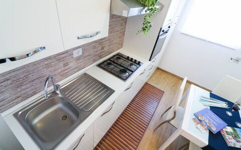 Casa Aurora a Otranto: Køkken, Countertop, Køkkenvask, Større Bandage, Køkken Apparat, Gulvbelægning, Træ, Håndvask, Sanitærarmatur, Indretning
