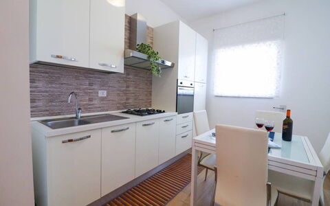Casa Aurora a Otranto: Køkken, Større Bandage, Gulvbelægning, Countertop, Køkken Apparat, Indretning, Træ, Etage, Møbel, Cabinetry
