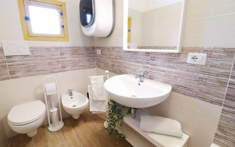 Casa Aurora a Otranto: Gulvbelægning, Toiletbræt, Etage, Indretning, Toilet, Sanitærarmatur, Badeværelse, Vvs, Flise, Håndvask
