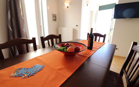 Casa Rachele a Otranto: Møbel, Bord, Bordservice, Træ, Indretning, Spisestue, Dug, Køkken & Spisebord, Stol, Gulvbelægning
