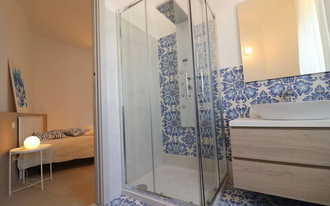 Casa Maya a Otranto: Gulvbelægning, Etage, Sanitærarmatur, Indretning, Badeværelse, Flise, Værelse, Vvs, Tap