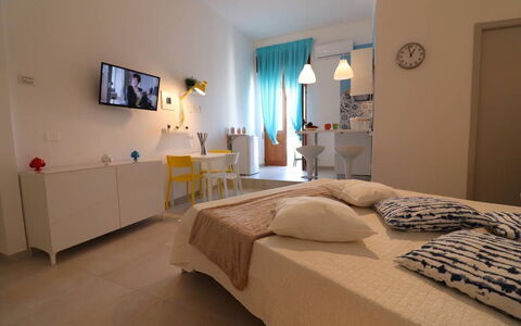 Casa Maya a Otranto: Møbel, Indretning, Soveværelse, Gulvbelægning, Etage, Seng, Værelse, Loft, Belysning, Sengetøj