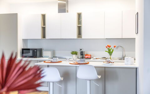 Suite Pineta: Køkken, Møbel, Countertop, Køkken Apparat, Indretning, Cabinetry, Gulvbelægning, Større Bandage, Træ, Hjem