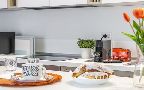 Suite Pineta: Køkken Apparat, Indretning, Køkken, Countertop, Møbel, Bordservice, Husholdningsapparat, Cabinetry, Hjem, Frugt
