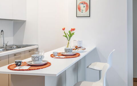 Suite Pineta: Møbel, Indretning, Køkken, Træ, Gulvbelægning, Countertop, Bord, Køkken Apparat, Etage, Værelse