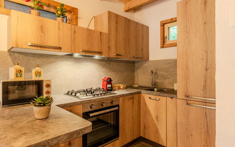 Sorico Albonico 697: Køkken, Træ, Indretning, Gulvbelægning, Countertop, Køkken Apparat, Større Bandage, Møbel, Cabinetry, Etage