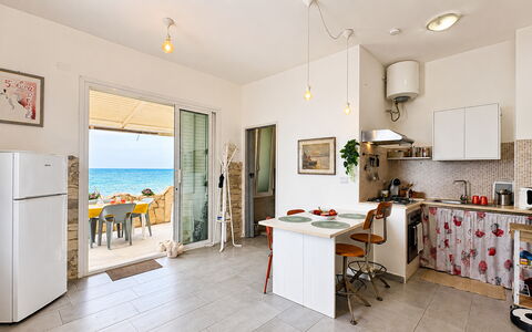 La Casa in Riva al Mare: Møbel, Etage, Lejlighed, Stol, Skygge, Køkken & Spisebord, Stueplante, Udvej, Altan, Penthouselejlighed