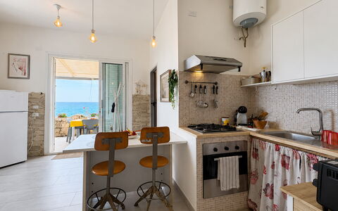 La Casa in Riva al Mare: Møbel, Gulvbelægning, Køkken, Indretning, Stol, Køkken & Spisebord, Bord, Etage, Større Bandage, Lejlighed