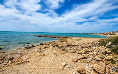 La Casa in Riva al Mare: Blå, Himmel, Vand, Krop Af Vand, Kyst, Strand, Horisont, Coastal Og Oceaniske Landskabsformer, Hav, Kyst