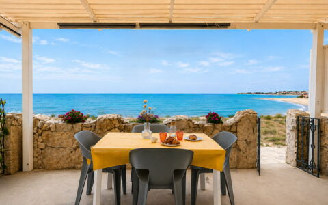 La Casa in Riva al Mare: Møbel, Hav, Udendørs Møbler, Kyst, Stol, Coastal Og Oceaniske Landskabsformer, Ocean, Strand, Skygge, Udvej