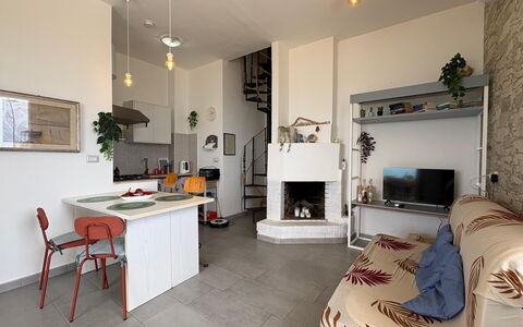La Casa in Riva al Mare: Møbel, Indretning, Væg, Gulvbelægning, Loft, Etage, Værelse, Belysning, Stol, Stue