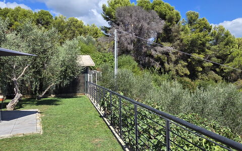 Villa Pineta della Rovere: Skygge, Have, Hegn, Backyard, Gelænder, Landscaping, Udendørs Møbler, Home Fencing