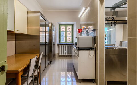 Cà Pendula: Gulvbelægning, Indretning, Loft, Etage, Køkken, Belysning, Møbel, Større Bandage, Køkken Apparat, Countertop
