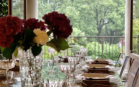 Flor Grand Lake Villa: Møbel, Bord, Indretning, Bordservice, Spisestue, Glasservice, Textile, Stol, Dug